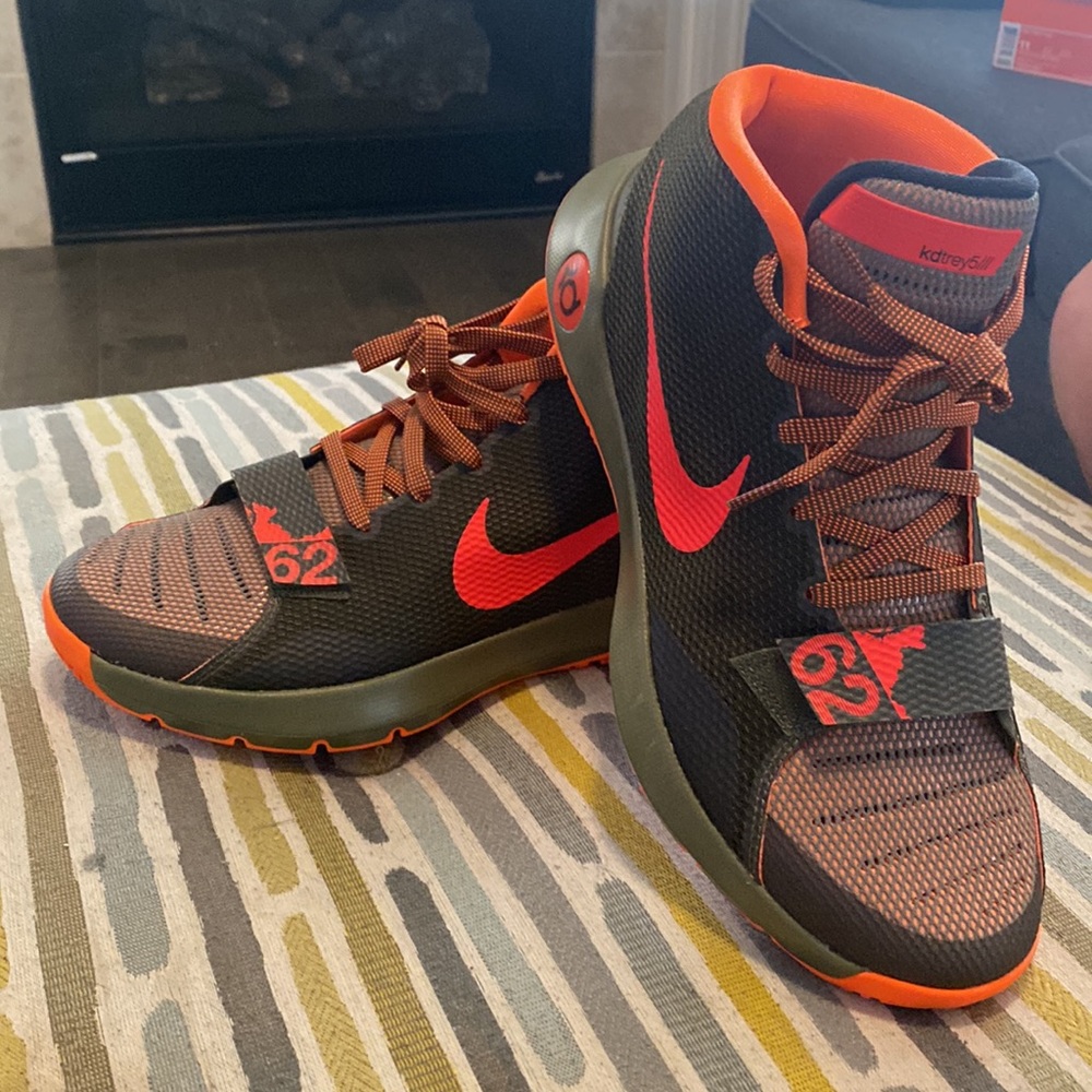 Nike KD Trey 5 lll men’s shoes. Size 11, green and orange.